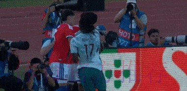 葡萄牙2-1智利 B费世界波制胜 C罗进球被吹 莱奥与对手互殴皆染红 葡萄牙2-1智利 B费世界波制胜 C罗进球被吹 莱奥与对手互殴皆染红